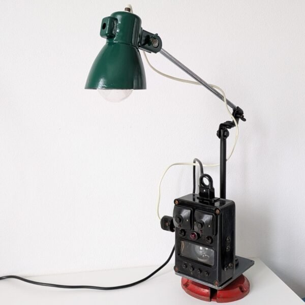 Lampă industrială de lucru cu distribuitor electric