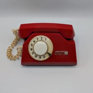 telefon rosu vintage cu disc rusesc URSS